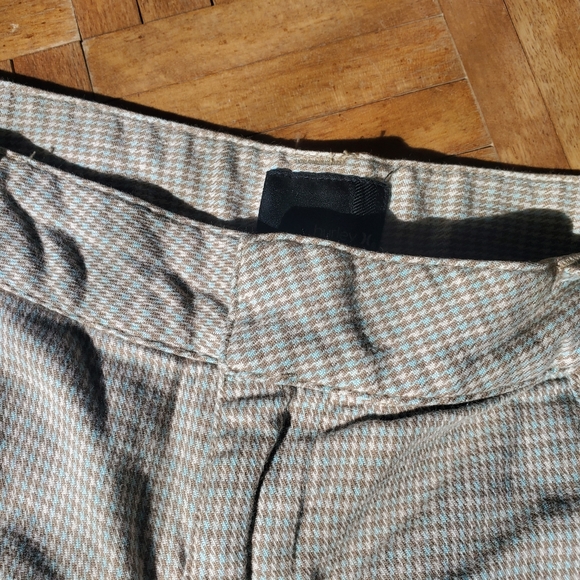 💥3 for $15💥 Hurley linen Bermuda shorts w/floral design on back - Picture 3 of 9